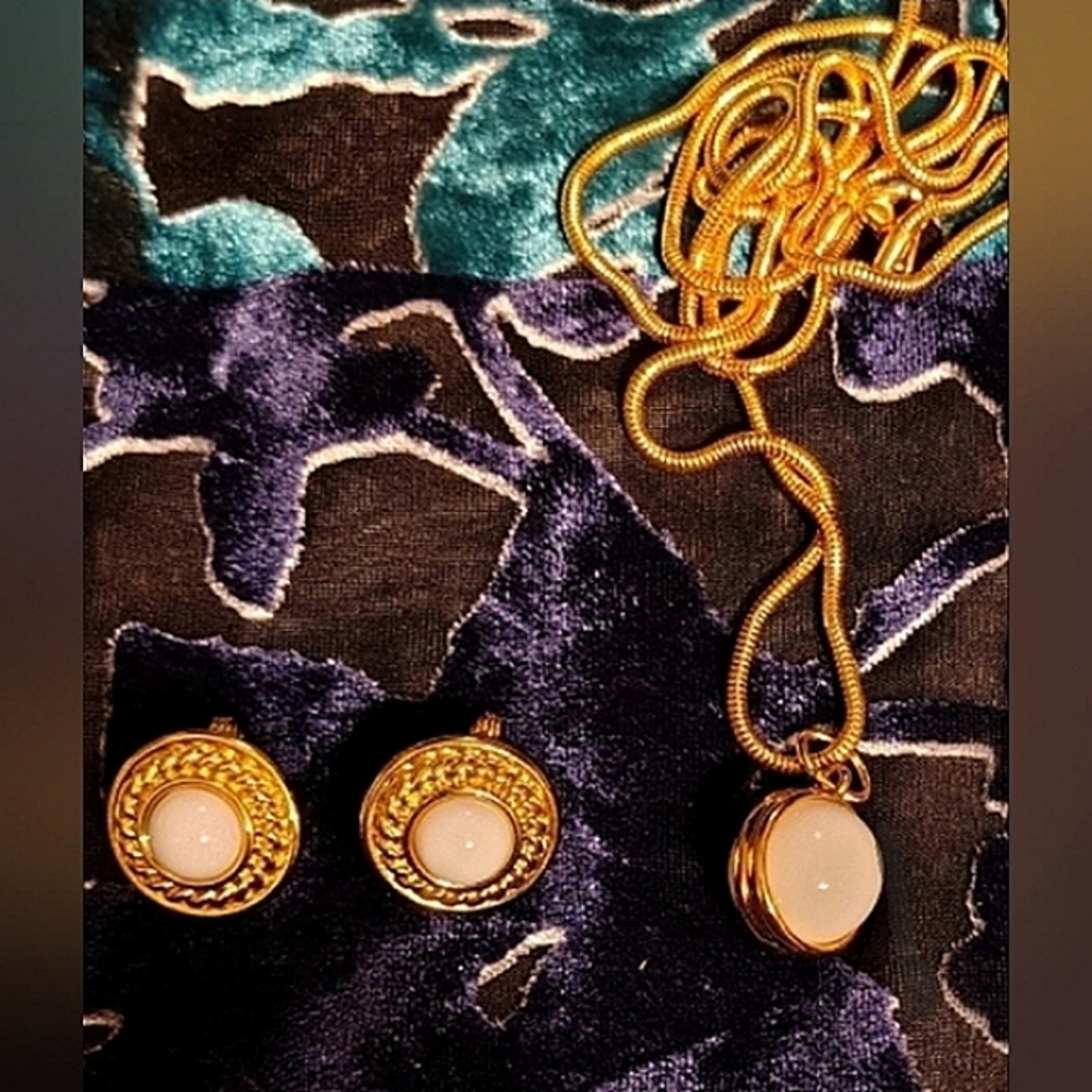 Monet Milk Gold Tone Earrings With Unsigned Sphere Snake Chain Necklace 4 Piece - Picture 4 of 12